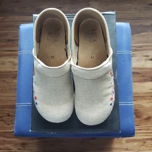 Dansko Jute Linen Embroidered Natural